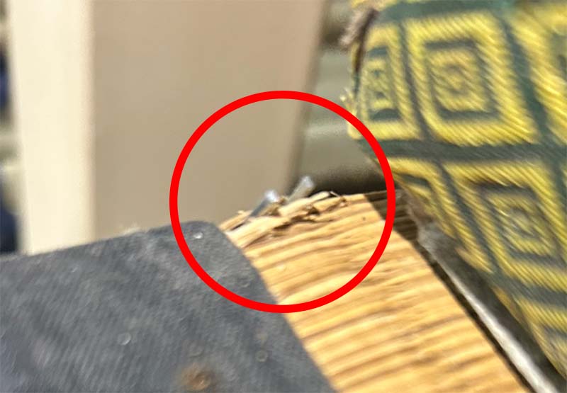 畳から鋲が飛び出ている